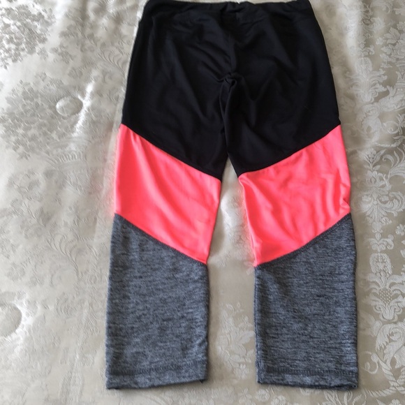 HIND GIRLS L (14/16) YOGA LOUNGING CROPPED CAPRIS PANTS BLACK/PINK/GREY - #409 - Picture 2 of 7